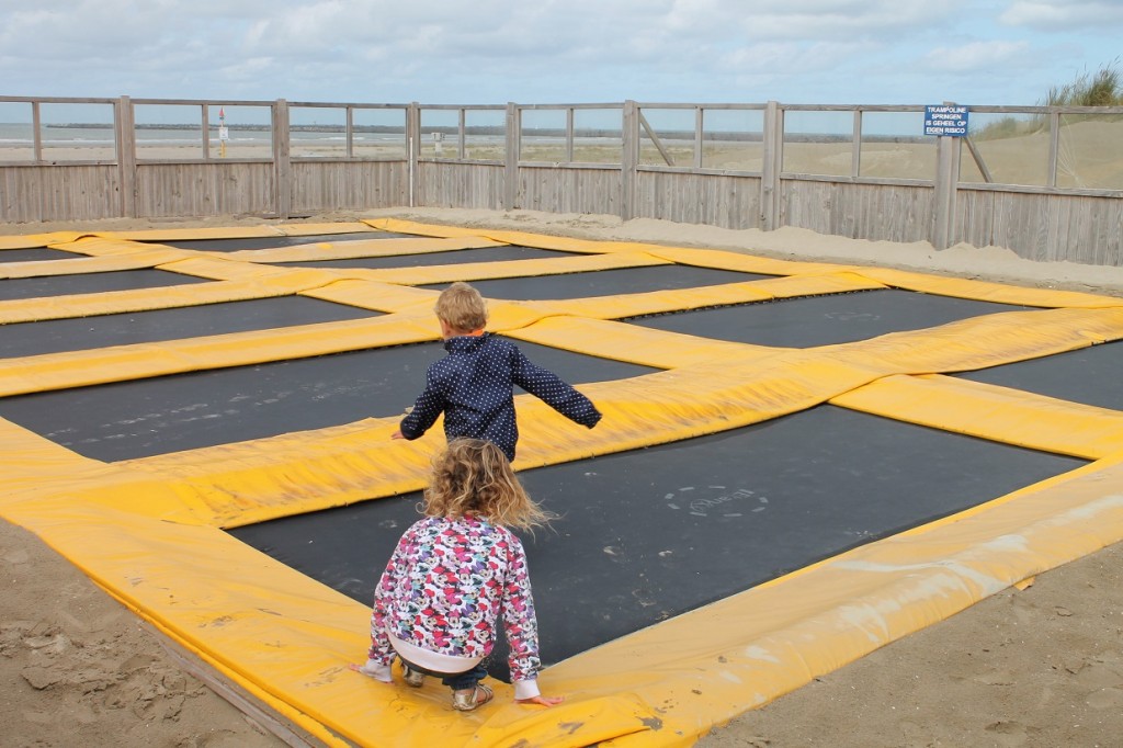 trampolines-springvloed-ijmuiden-kinderen-spelen-strand-kindvriendelijk