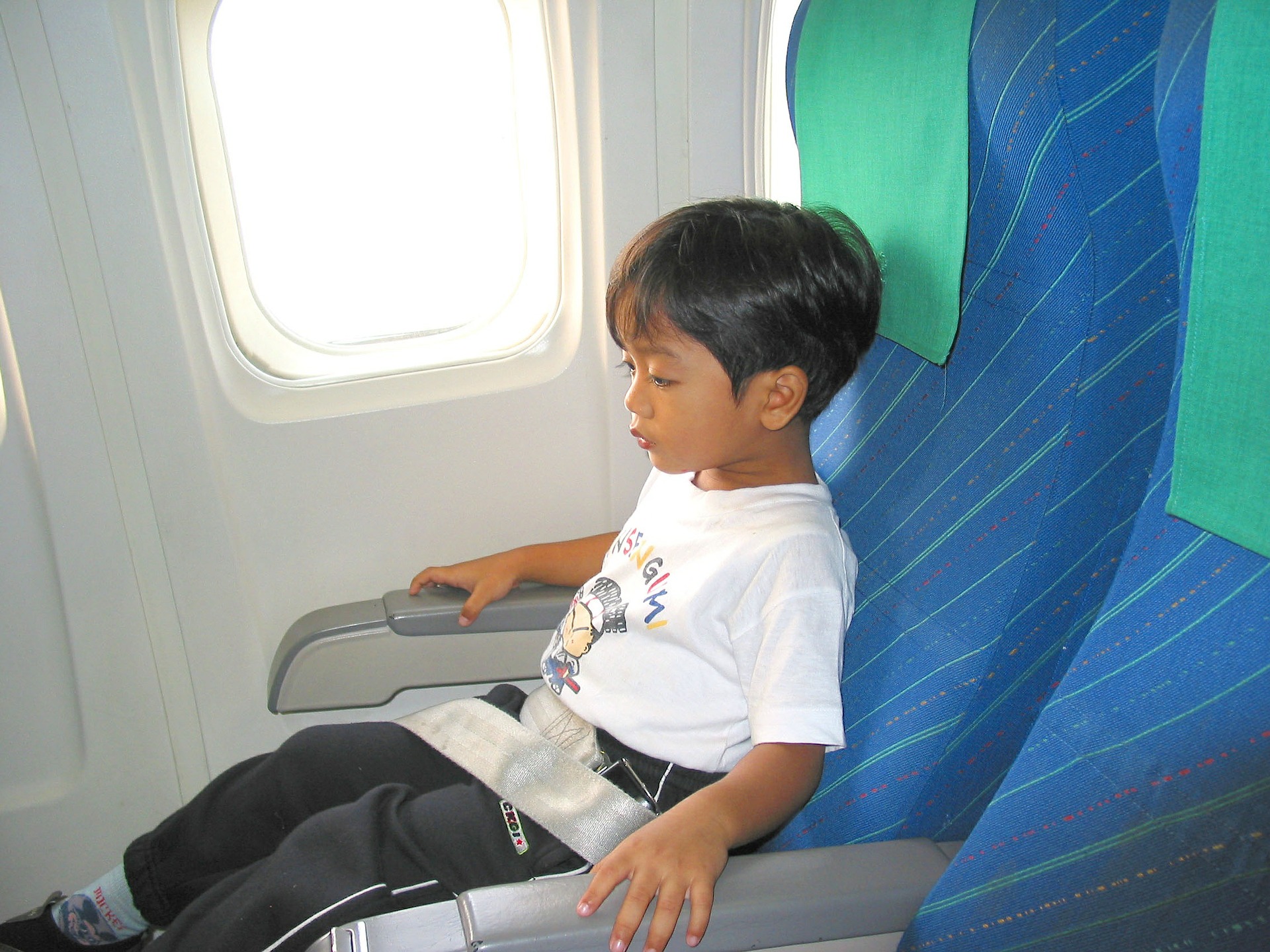 kind bezighouden in vliegtuig