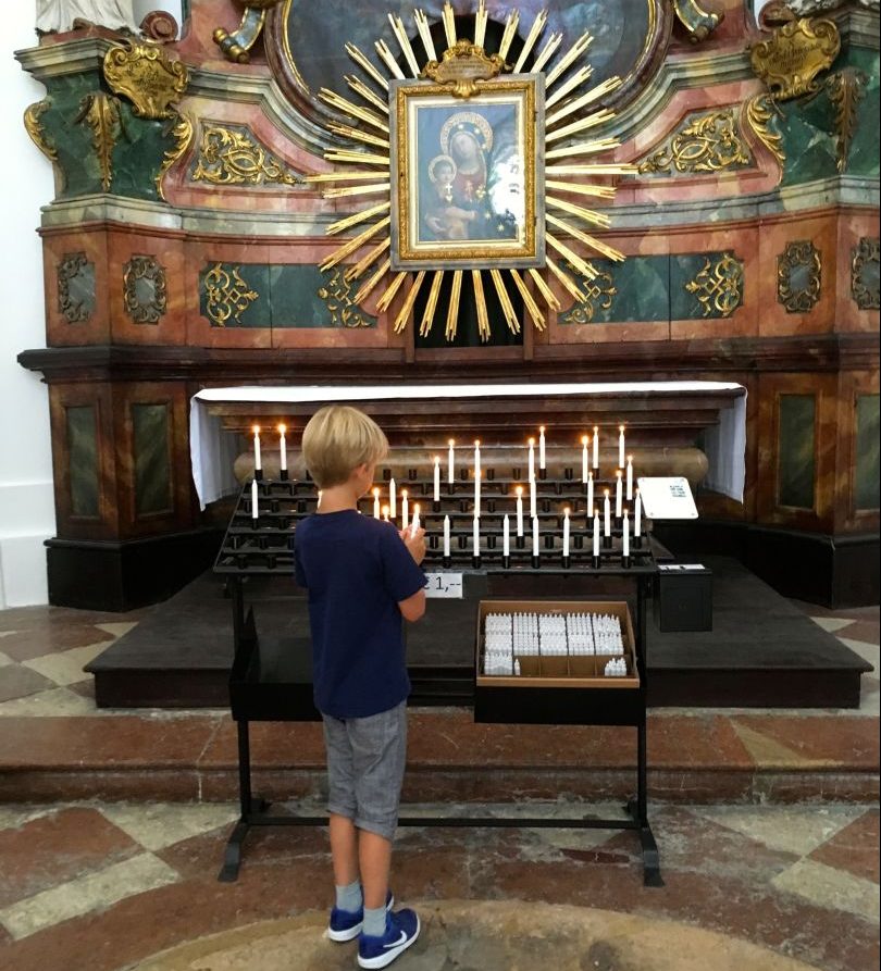 Een kaarsje aansteken in de Dom van Salzburg