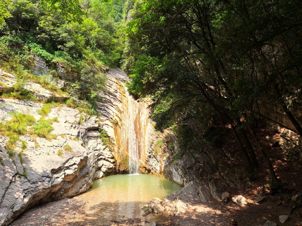 Waterval Tignale Gardameer met kinderen